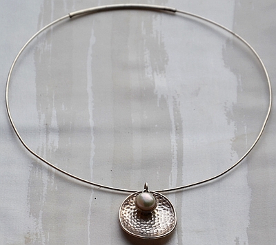 Collier rigido in Argento battuto e Perla di Maiorca